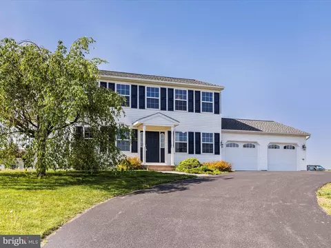 806 Essex Cir, Greencastle, PA 17225