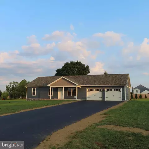 77 Maranatha Dr, Saint Thomas, PA 17252