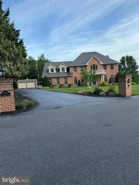 2127 Castlegreen Dr, Greencastle, PA 17225