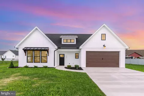 247 Charleston Dr, Chambersburg, PA 17202