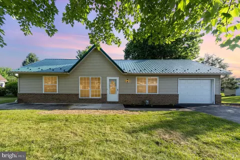 1791 Wisteria Dr, Chambersburg, PA 17202