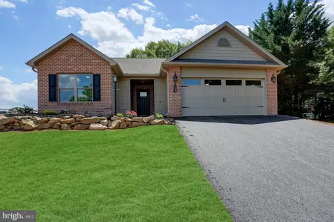 1244 Hollywell Ave, Chambersburg, PA 17201