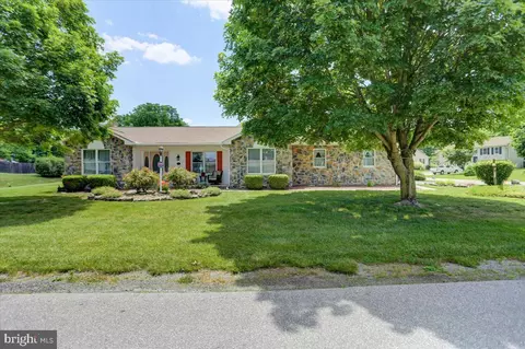802 Tower Dr, Greencastle, PA 17225