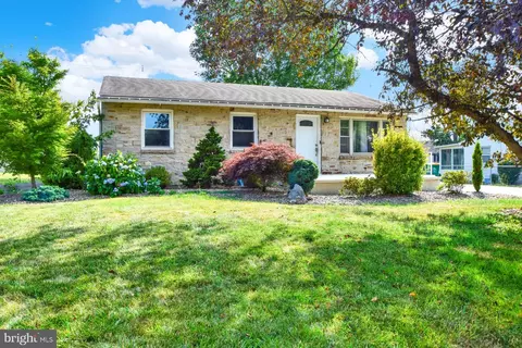 1118 E Brandon Dr, Chambersburg, PA 17201