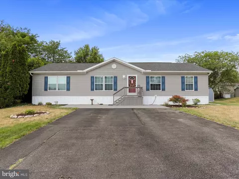272 Waverly Ct, Fayetteville, PA 17222