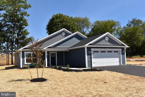 1415 Treeline Dr, Chambersburg, PA 17202