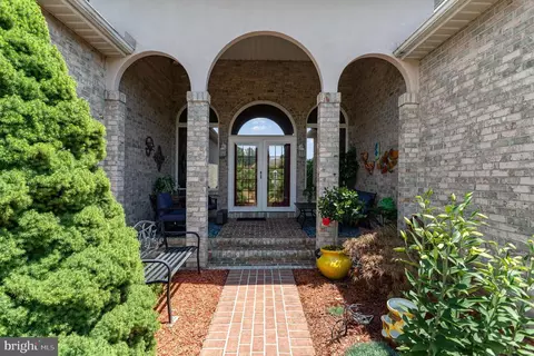 7027 Fairway Dr E, Fayetteville, PA 17222
