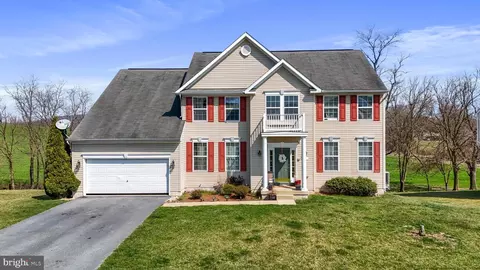 1087 Crestwood Dr, Chambersburg, PA 17202