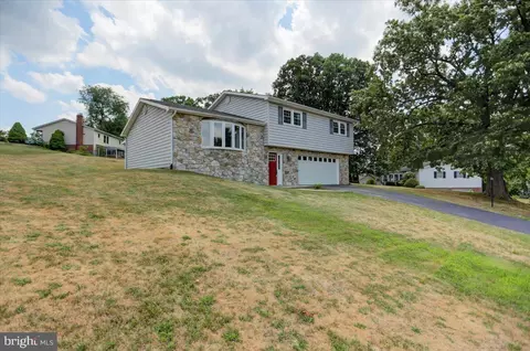 8 Buckingham Dr, Chambersburg, PA 17201