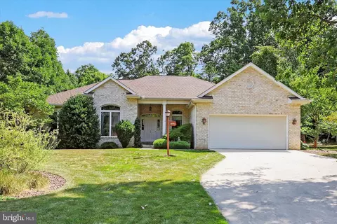 6771 Fairway Dr E, Fayetteville, PA 17222