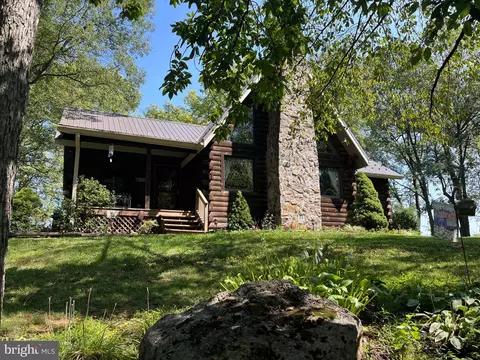 865 Twin Dr, Chambersburg, PA 17202