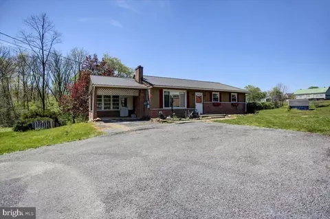 229 Oak Forest Dr, Saint Thomas, PA 17252