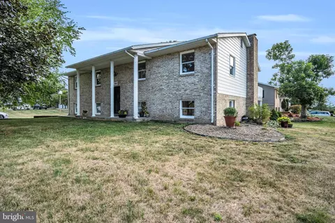 785 E Side Dr, Greencastle, PA 17225