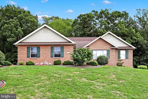 6927 St Annes Dr, Fayetteville, PA 17222