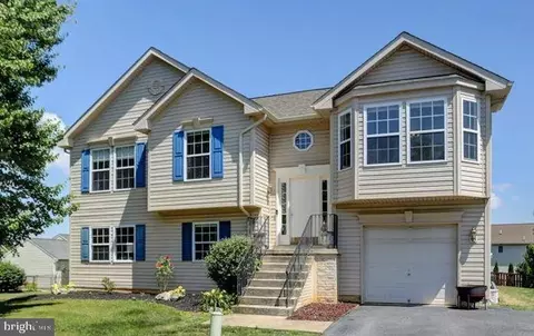 156 Rocky Fountain Dr, Greencastle, PA 17225