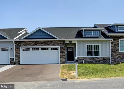 720 Shook Ct W, Greencastle, PA 17225
