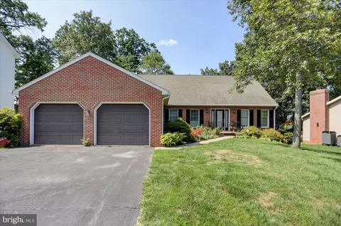 6147 Greenbriar Ln, Fayetteville, PA 17222