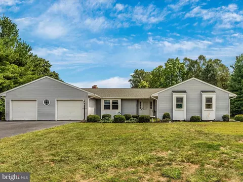 11390 Pine Hill Dr, Waynesboro, PA 17268