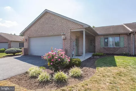 316 Sunbrook Dr, Chambersburg, PA 17201