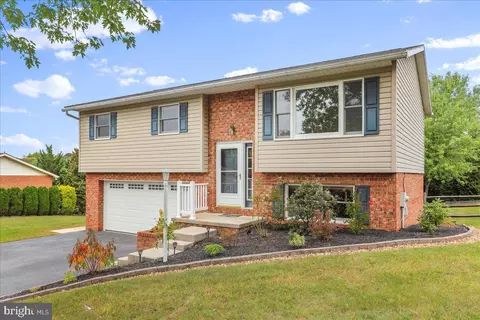 1657 W Strohm Dr, Chambersburg, PA 17201