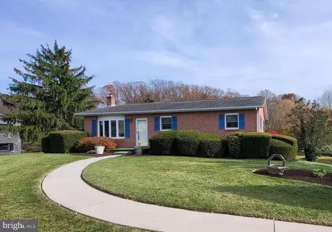 110 Jameslee Dr, Chambersburg, PA 17202