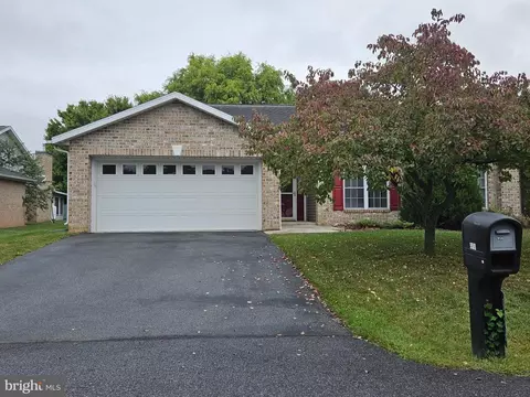 959 Geyer Dr, Chambersburg, PA 17201