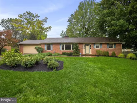 202 Sherwood Dr, Chambersburg, PA 17201