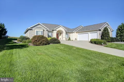 145 Moonlight Dr, Greencastle, PA 17225