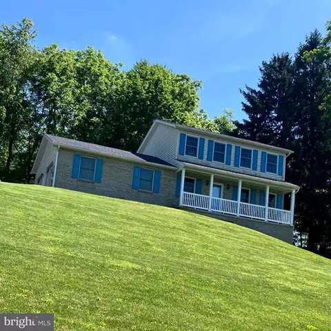 806 Pine Grove Dr, Waynesboro, PA 17268