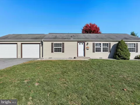 166 Camelot Dr, Chambersburg, PA 17202