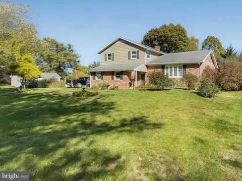 254 Edgewater Dr, Chambersburg, PA 17202