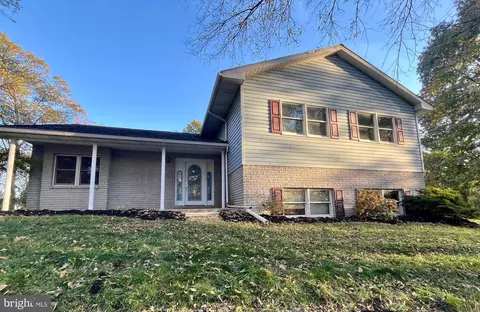892 Twin Dr, Chambersburg, PA 17202