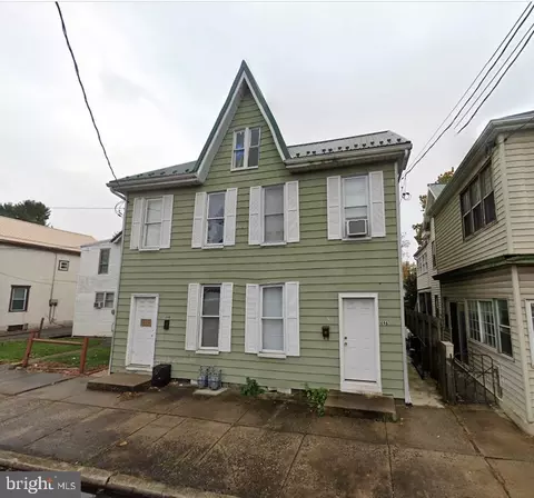 496-498 E Queen St, Chambersburg, PA 17201