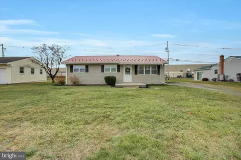 1126 E Brandon Dr, Chambersburg, PA 17201