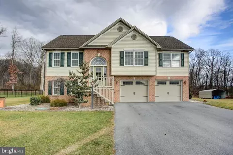 1745 Raven Dr, Chambersburg, PA 17202