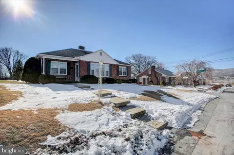 22 W Fairview Ave W, Mercersburg, PA 17236
