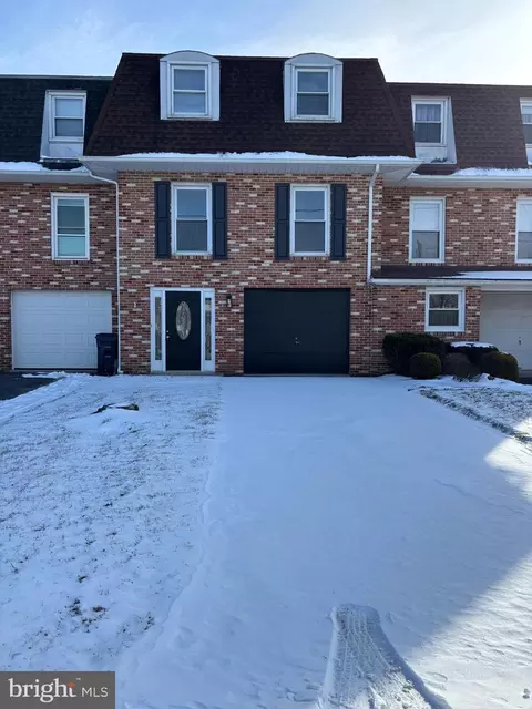 110 Meadowcreek Dr, Chambersburg, PA 17201