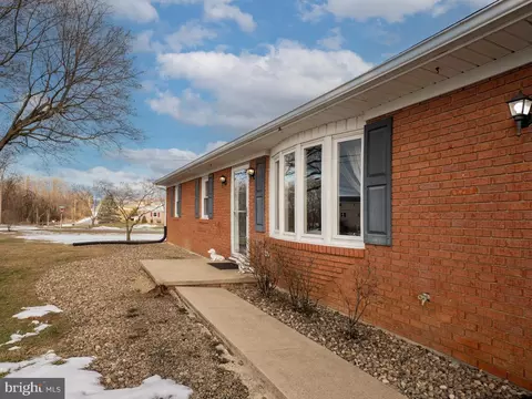 1367 Lakeshore Dr, Chambersburg, PA 17202
