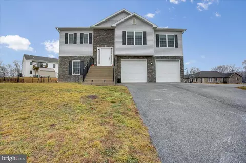 422 E Hykes Rd, Greencastle, PA 17225