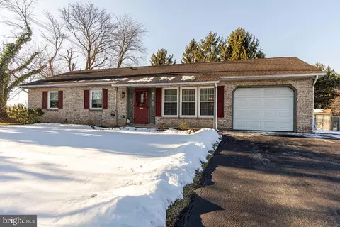 952 Brandon Dr, Chambersburg, PA 17201
