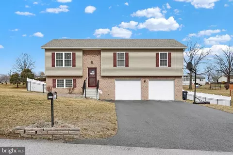 2368 Adrienne Ln, Chambersburg, PA 17202