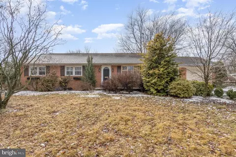 23 Field Cir, Chambersburg, PA 17202