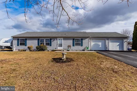 162 Camelot Dr, Chambersburg, PA 17202