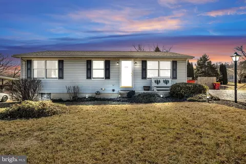8788 Oxford Cir, Waynesboro, PA 17268