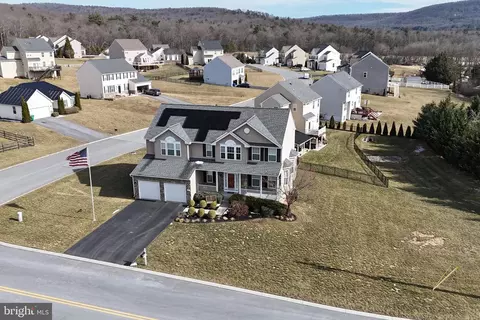 1237 Upland Dr, Fayetteville, PA 17222