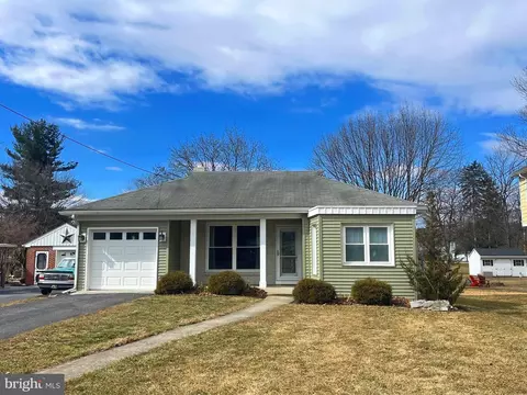 1823 Alexander Ave, Chambersburg, PA 17201