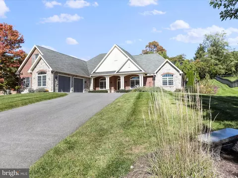 24 Woodbriar Dr, Chambersburg, PA 17202