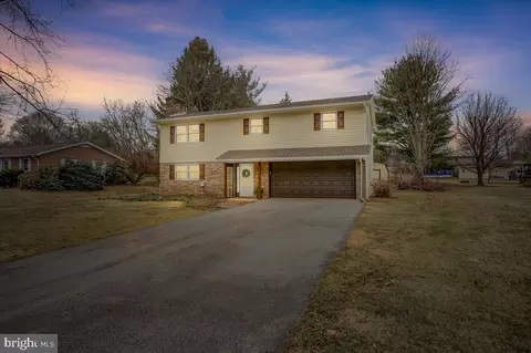 1071 Willowbrook Dr, Chambersburg, PA 17202
