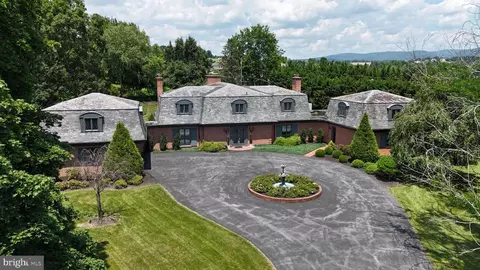 9383 Oyer Dr, Waynesboro, PA 17268