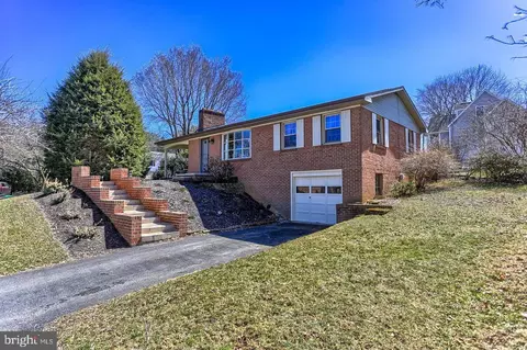 1446 Park Terrace Dr, Chambersburg, PA 17202